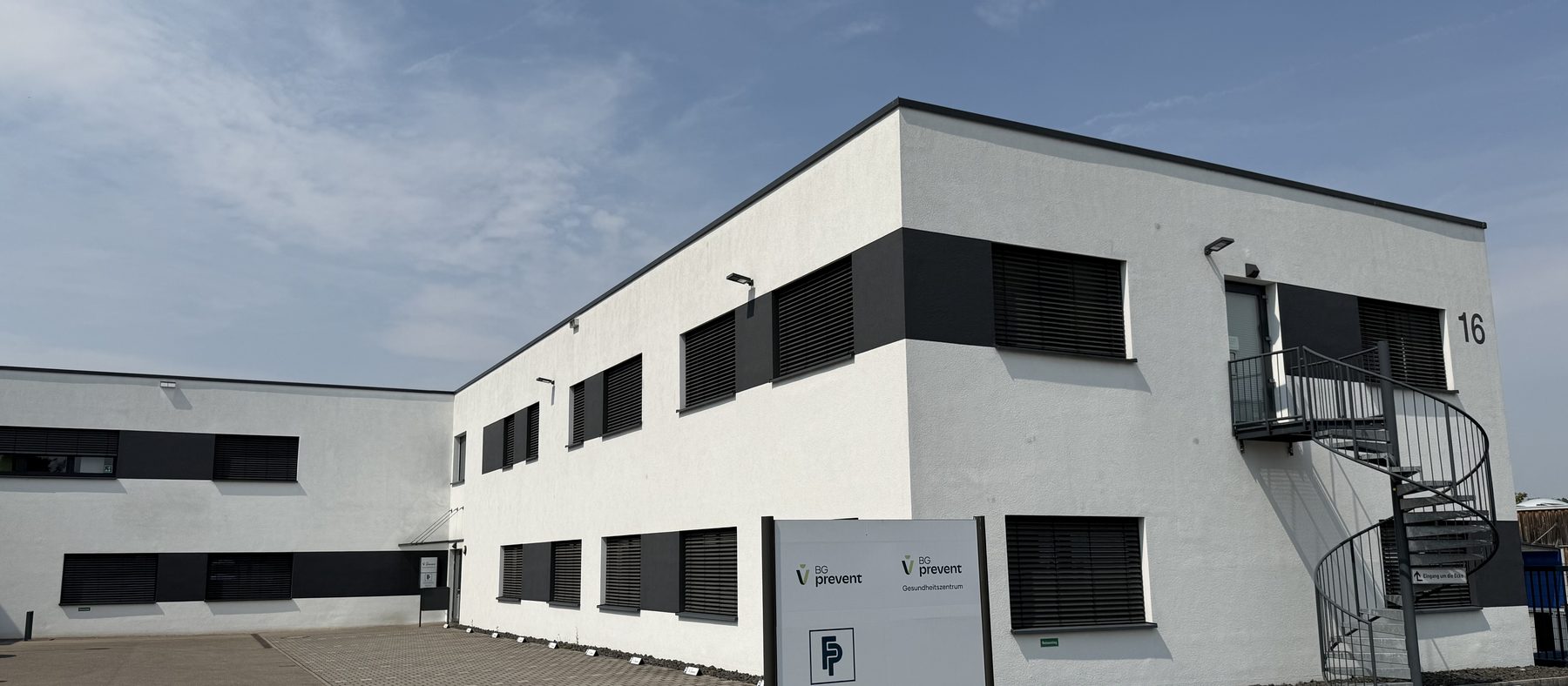 Zufahrt und Parkplätze der PF Steuerberatung GmbH, Lise-Meitner-Straße 16, 71332 Waiblingen